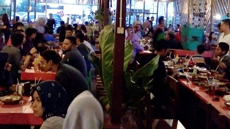 Omah Sambel: Rumah Rasa Pedas yang Menghiasi Jalan Dr. Soetomo